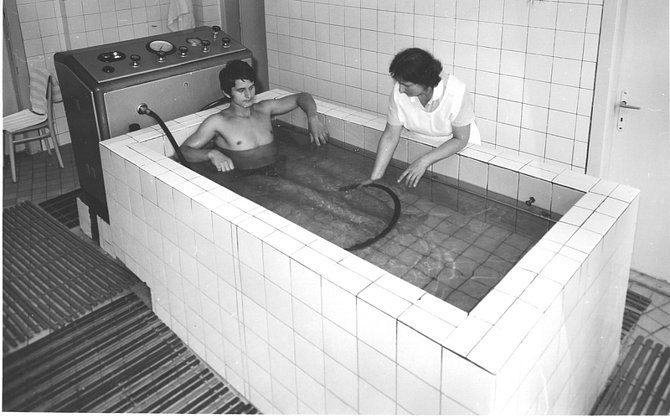 Interiér balneoprovozu v lázeňském hotelu Eliška ve Velkých Losinách v 60. letech 20. století, podvodní masáž.