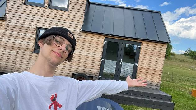 Osmnáctiletý Radek Pospíšil si ve svých šestnácti letech začal vlastníma rukama budovat tiny house. Dnes už plně vybavený dům je jeho splněným snem.