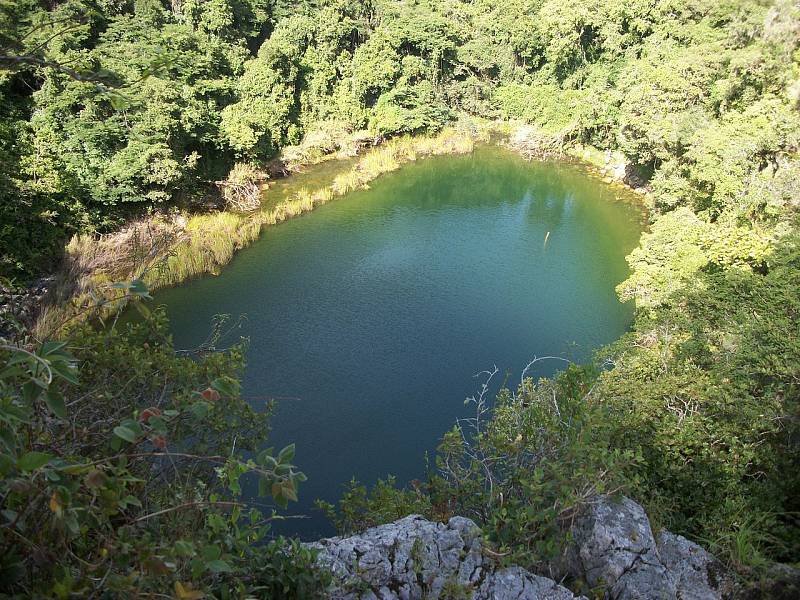 Přírodní studna Cenote Sagrado v Chichén Itzá