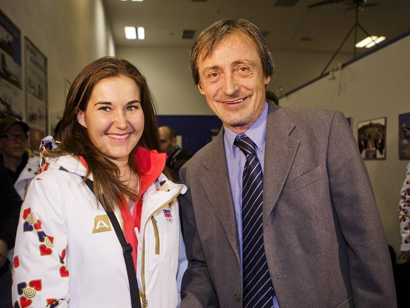 Slalomářce Šárce Strachové (vlevo) před odletem na olympiádu v Soči popřál mnoho úspěchů i nový ministr obrany Martin Stropnický.