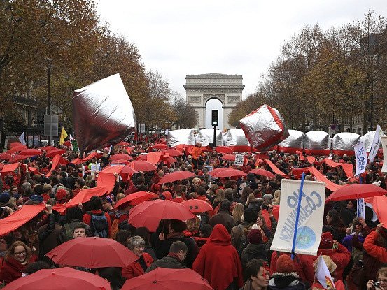 Protestující v centru Paříže dnes předem odmítli poslední kompromisní návrh vznikající klimatické dohody jako příliš slabý a nedostatečný.