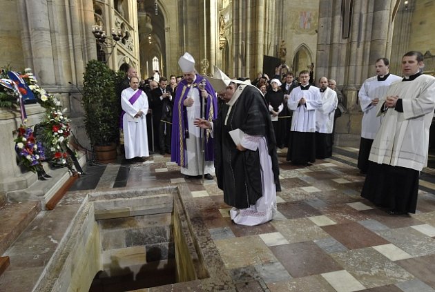 Rakev s ostatky kardinála Miloslava Vlka byla uložena do arcibiskupské hrobky v katedrále sv. Víta na Pražském hradě.