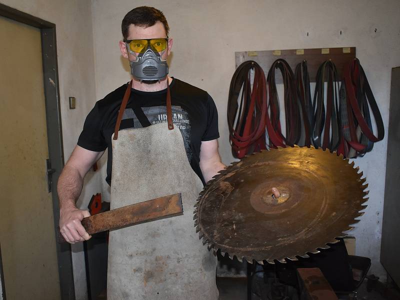 Petr Poncar vyrábí nože už deset let, na některá mu stačí staré péro z auta či kotouč z cirkulárky.