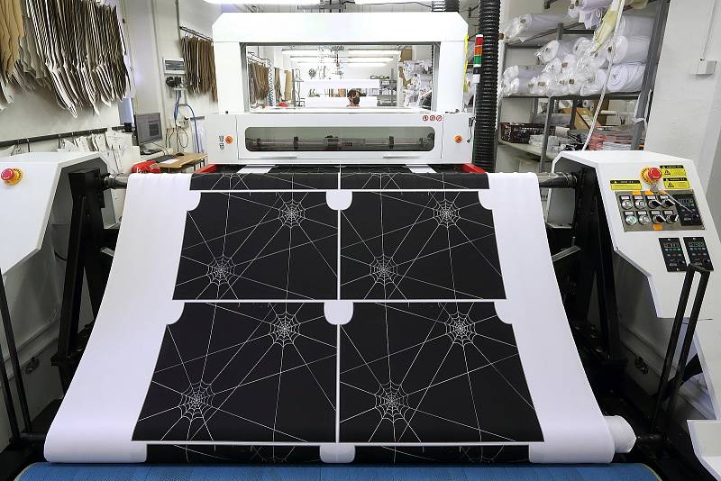 Textilie s vytištěným finálním vzorem a barvou se opět v rolích vkládá do laserové vyřezávačky.