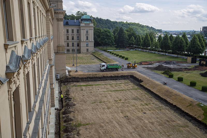 Rekonstrukce zahrady Úřadu vlády probíhala 29. června.