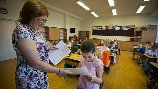 Předávání vysvědčení prvňáčkům z třídy 1.C na ZŠ K Milíčovu na pražském Jižním Městě.