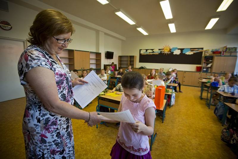 Předávání vysvědčení prvňáčkům z třídy 1.C na ZŠ K Milíčovu na pražském Jižním Městě.