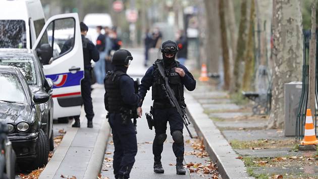 Policisté na místě útoku nedaleko bývalé redakce satirického týdeníku Charlie Hebdo v Paříži, při kterém byli zraněni dva lidé.
