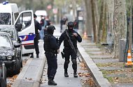 Policisté na místě útoku nedaleko bývalé redakce satirického týdeníku Charlie Hebdo v Paříži, při kterém byli zraněni dva lidé.