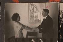 Leni při vřelém setkání s Hitlerem. Nebylo v její kariéře zdaleka jediné.