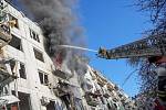 Hasiči likvidují požár bytového domu ve městě Čuhujiv v Charkovské oblasti, který byl zasažen během ruského ostřelování