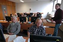 ŠIKANA. Senioři na vysoké škole v Ostravě-Porubě měli štěstí. Zdarma mohli navštěvovat počítačový kurz. Ostatní důchodci ale často nárok na rekvalifikaci vůbec nemají.