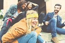 Ve společnosti přátel se smějeme až třicetkrát víc, než když jsme sami.