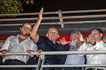 Šéf Smer-SD Robert Fico a jeho tým slaví vítězství v parlamentních volbách