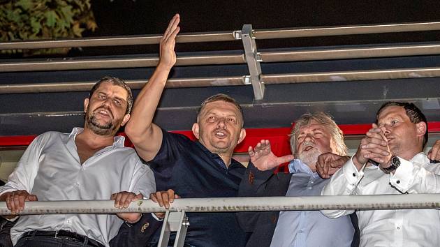 Šéf Smer-SD Robert Fico a jeho tým slaví vítězství v parlamentních volbách
