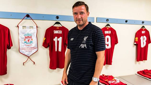 Vladimír Šmicer před utkáním legend Liverpoolu a Dortmundu v Hong Kongu.