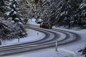Řidiče na řadě míst republiky dnes po ránu potrápilo náledí či rozbředlý sníh na silnicích.