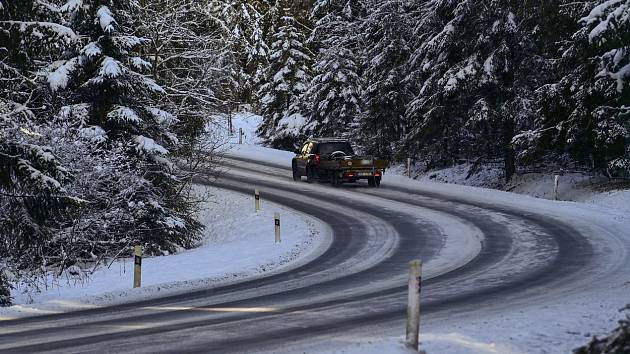Řidiče na řadě míst republiky dnes po ránu potrápilo náledí či rozbředlý sníh na silnicích.