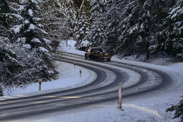 Dopravu na Vysočině komplikují led a závěje, uvízlo i auto silničářů