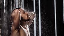 Sprcha je pro pokožku mnohem lepší než napuštěná vana.