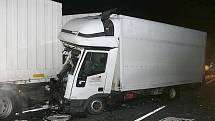 Na Lounsku došlo po půlnoci k tragické nehodě. Řidič kamionu, kterého kontrolovali celníci, je mrtvý, celníci bojují o život. Příčinou neštěstí byl zřejmě mikrospánek.