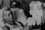 Terry Jo Duperraultová v miamské nemocnici 22. listopadu 1961 poté, co téměř zázračně přežila vyvraždění své rodiny na moři