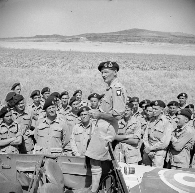 Generál Montgomery hovoří k důstojníkům a mužstvu 11. kanadského tankového pluku (Ontario Regimentu) poblíž Lentini, 25. července 1943