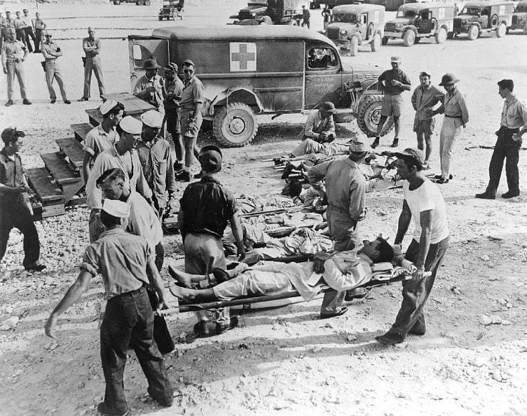 Přeživší námořníci z Indianapolisu v srpnu 1945 na ostrově Guam