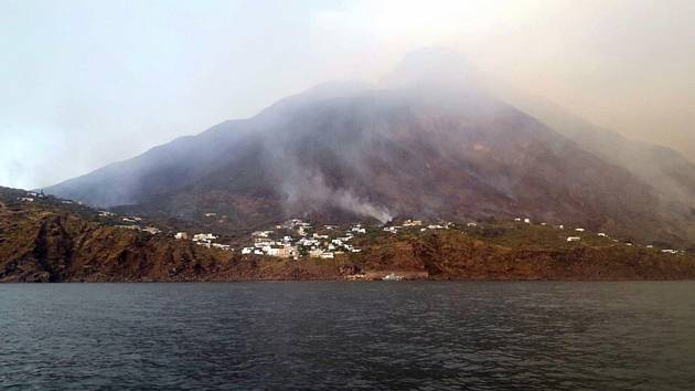 Sopka Stromboli ležící na stejnojmenném ostrově v Tyrhénském moři nedaleko Sicílie se dnes probudila k životu a začala chrlit dým, lávu a kusy horniny.