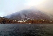 Sopka Stromboli ležící na stejnojmenném ostrově v Tyrhénském moři nedaleko Sicílie se dnes probudila k životu a začala chrlit dým, lávu a kusy horniny.