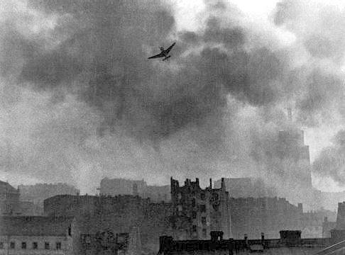 Německé štuky bombardují Varšavu