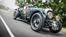 Podle hollywoodských scénáristů James Bond jezdil vozy Aston Martin, ovšem podle Iana Fleminga, autora románů o agentovi 007, jezdil v kompresorem přeplňovaném modelu 4.5 litre, který byl znám jako Bentley Blower.