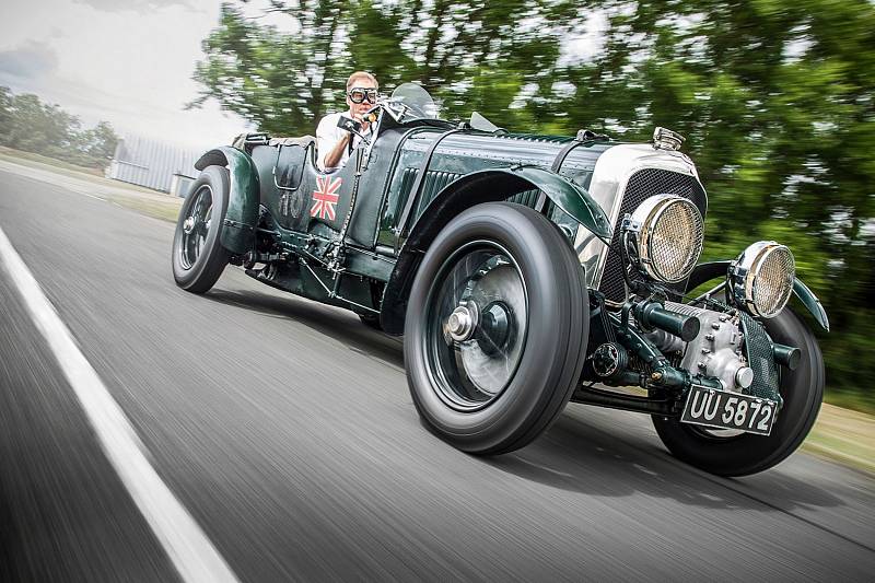 Podle hollywoodských scénáristů James Bond jezdil vozy Aston Martin, ovšem podle Iana Fleminga, autora románů o agentovi 007, jezdil v kompresorem přeplňovaném modelu 4.5 litre, který byl znám jako Bentley Blower.