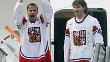 2010. Poslední radost z hokejového titulu. Tomáš Rolinek a Jaromír Jágr po příletu z Německa