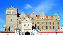 Kdysi hrad, dnes už zámek v Horšovském Týnu patří k těm nejkrásnějším v České republice. Pyšní se rozsáhlým přírodně krajinářským parkem s vyhlídkovou věží, kaplí a letohrádkem.