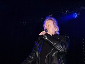 Velkolepý úspěch a potlesk vestoje zaznamenal zpěvák Václav Neckář se svou kapelou Bacily v úterý 21. února během koncertu v kině Petra Bezruče ve Frýdku-Místku.