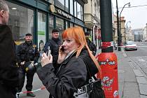 Následky pondělní exploze v jednom z domů v centru metropole.  Na snímku herečka Bára Štěpánová, která měla v uzavřeném úseku pracovní povinnosti.