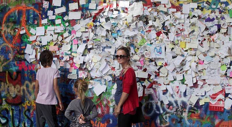 Lennonova zeď na pražské Kampě.