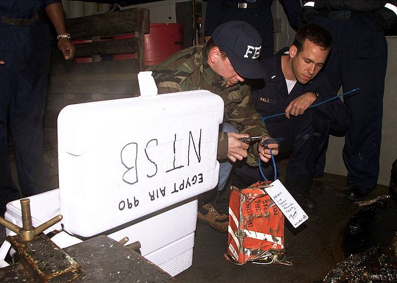 Vyšetřování zřícení letu 900 společnosti EgyptAir. Letoun se zřítil v roce 1999. Pozůstalí na zprávy o identifikaci ostatků pasažérů čekali v hotelu Ramada Plaza.