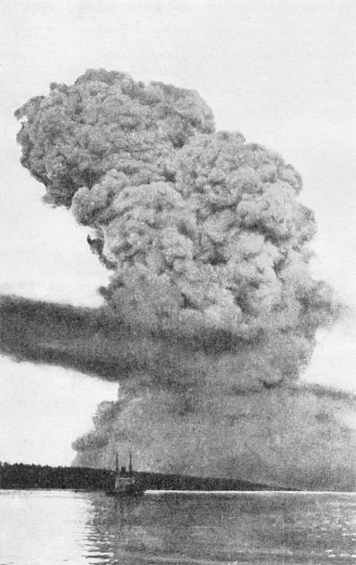 Pyroklastický mrak vytvořený explozí. Tato fotografie byla údajně pořízena 15 až 20 sekund po explozi, ve vzdálenosti asi dva kilometry od centra výbuchu