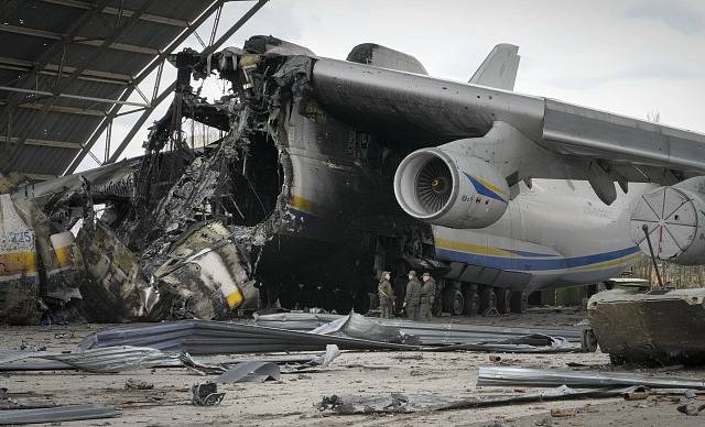 Zničený Antonov po ruském útoku
