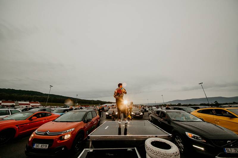 Autokino udělal Luboš Machoň na parkovišti u obchodního domu v Ústí nad Labem. Autokoncert Leoše Mareše se pak konal na mosteckém autodromu.