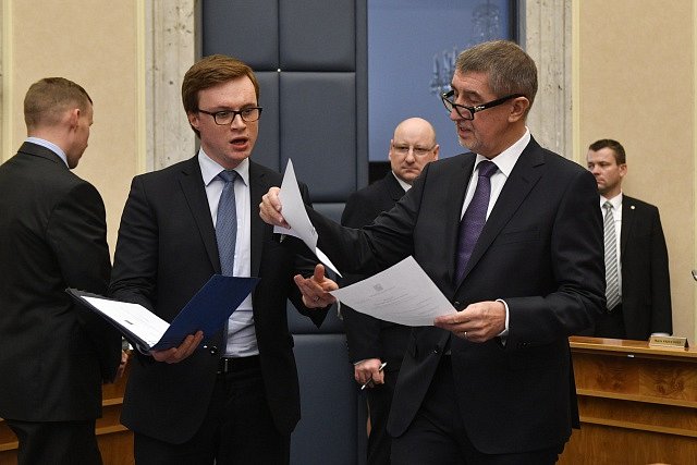 Premiér Andrej Babiš (vpravo) se připravuje na jednání vlády.
