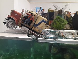 Dioráma s truckem propadajícím se pod led.