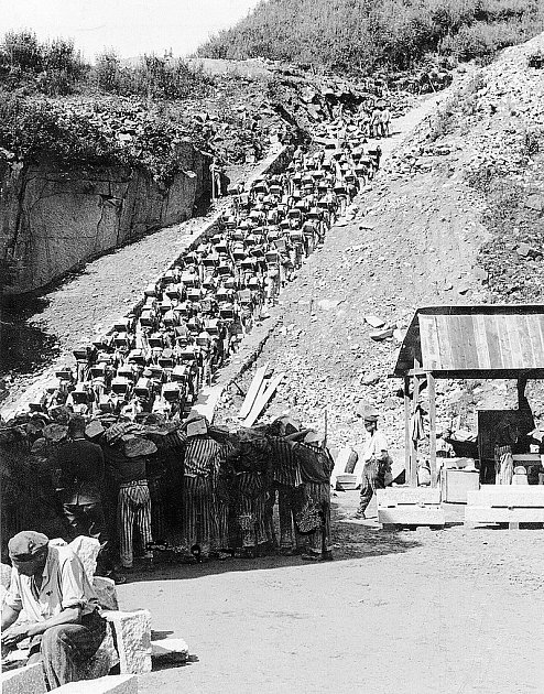 Koncentrační tábor Mauthausen, na snímku nechvalně známé mauthaunsenské schody smrti v kamenolomu
