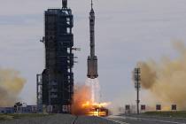 Start čínské vesmírné lodi Šen-čou 12 z kosmodromu Ťiou-čchüan v poušti Gobi v Číně, 17. června 2021.