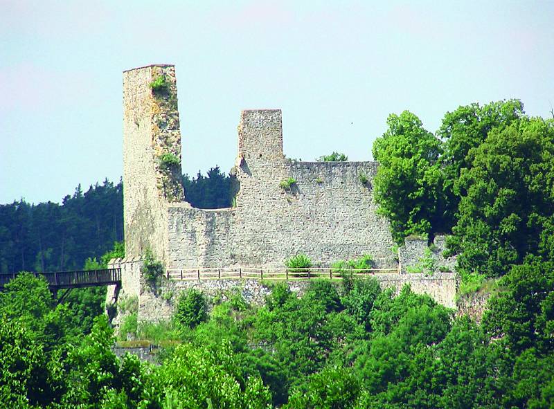 Turisticky velmi oblíbená zřícenina hradu Cornštejna nedaleko Bítova je otevřená jen omezeně a poměrně brzy zavírá.