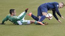 Rafael Acosta z Bohemians 1905 (vlevo) a Eldar Civič ze Slovácka.