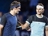 Roger Federer (vlevo) porazil ve finále turnaje v Basileji Rafaela Nadala.