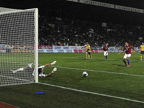 Národní tým nezvládl vstup do kvalifikace o Euro 2012 a v Olomouci prohrál s Litvou 0:1. Vůbec první porážku národního týmu na Andrově stadionu zařídil ve 26. minutě Šernas.